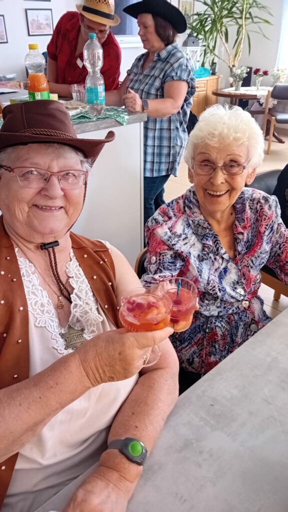 Lachende Frauen mit einem leckeren Drink