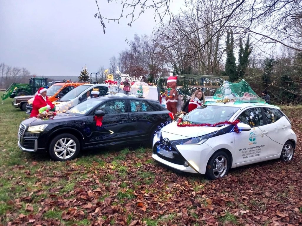 Geschmückte Autos von der Weihnachtsparade