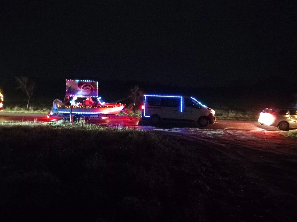 Fahrzeuge mit leuchtender Weihnachtsdeko