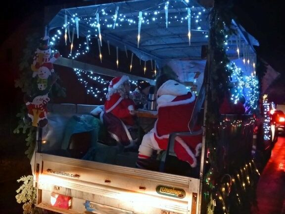 Anhänger geschmückt mit Leuten im Weihnachts-Kostüm