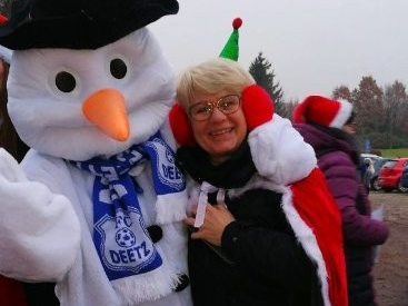 Frau mit Maskottchen Olav