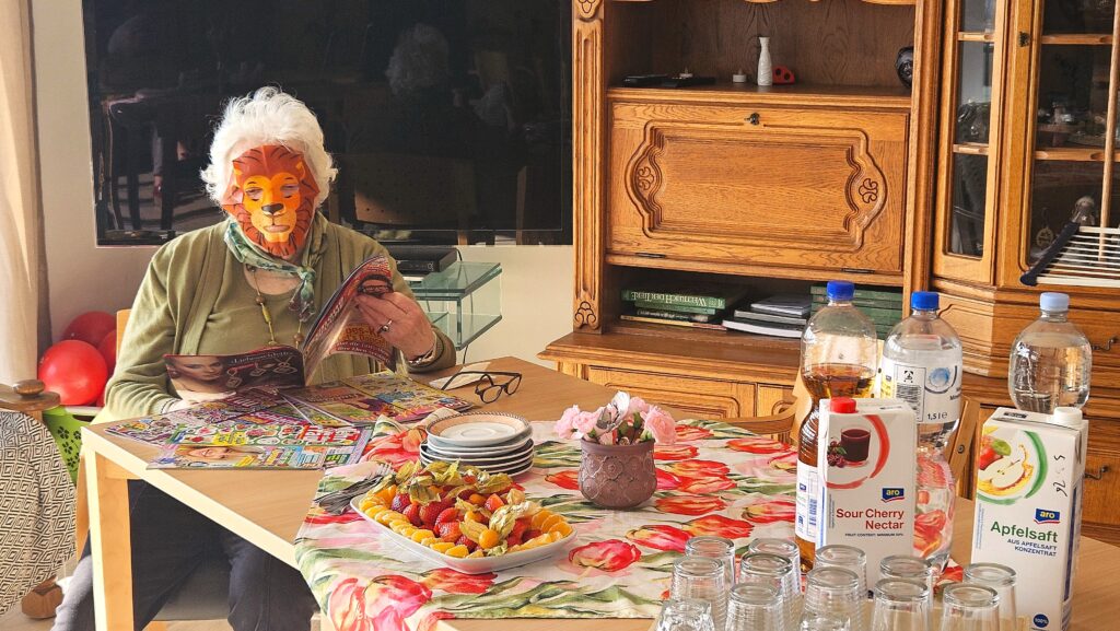 Frau mit Löwenmaske