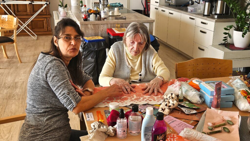 Zwei Frauen am Tisch beim basteln