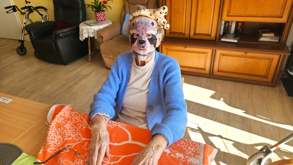 Frau mit Löwenmaske