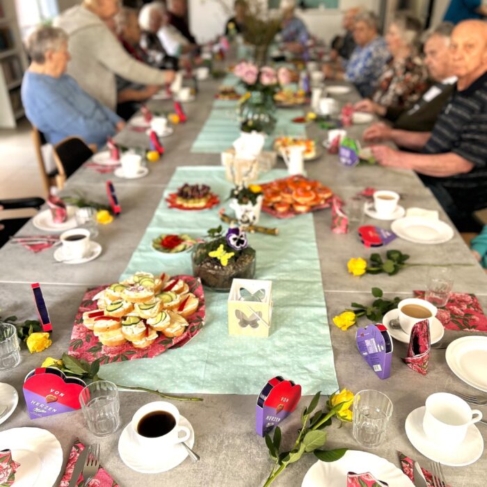Tisch mit belegten Brötchen und schön geschmückt