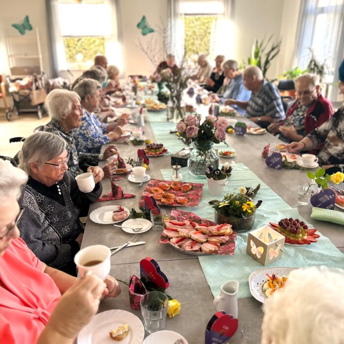 Tisch mit Frauen beim Brunch