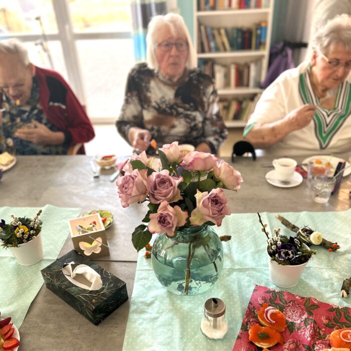 Frauen am Tisch mit belegten Brötchen