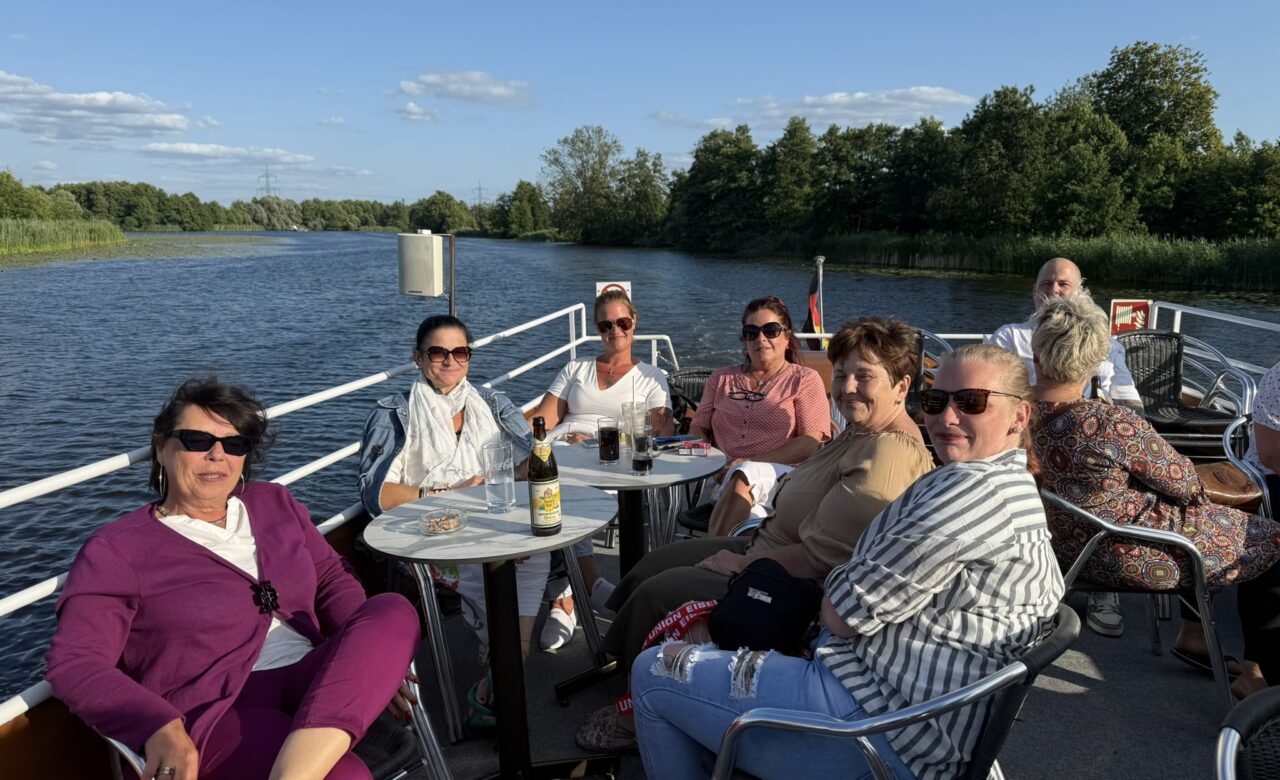 Personen auf dem Boot am sitzen am Tisch