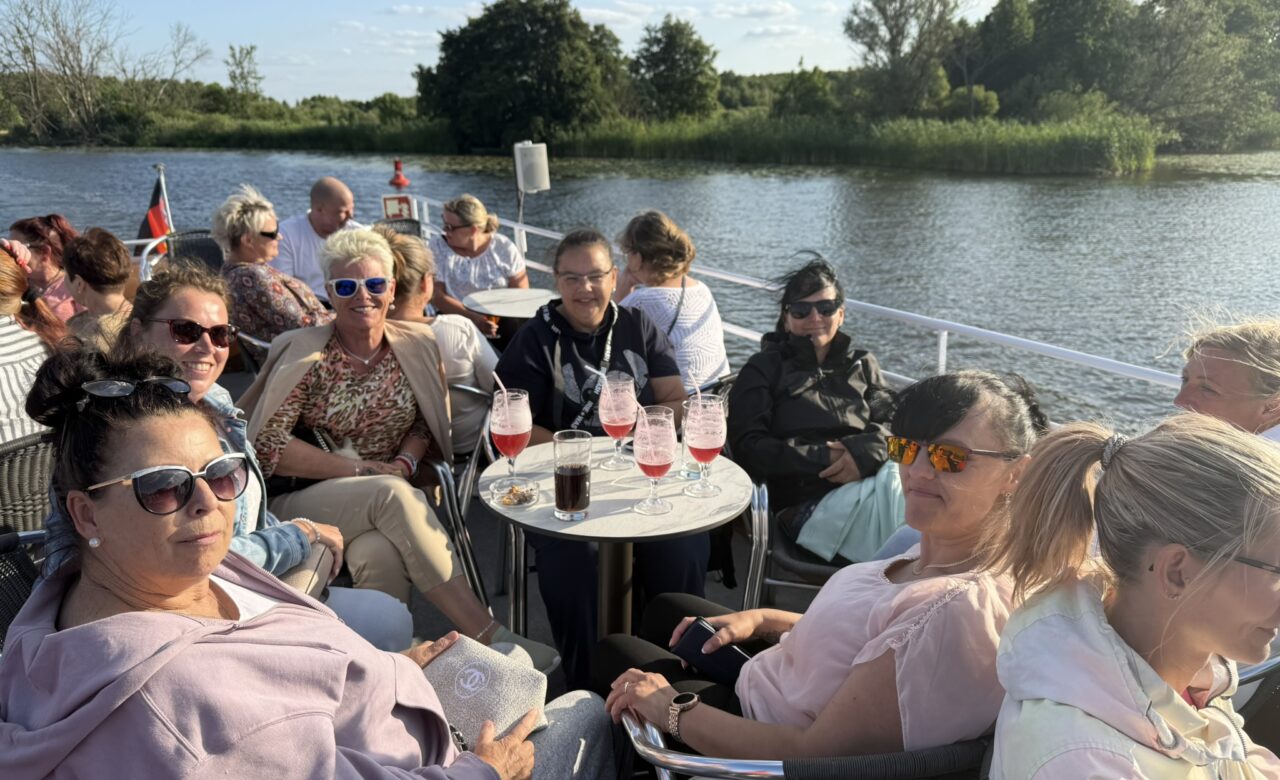 Personen auf dem Boot am sitzen am Tisch
