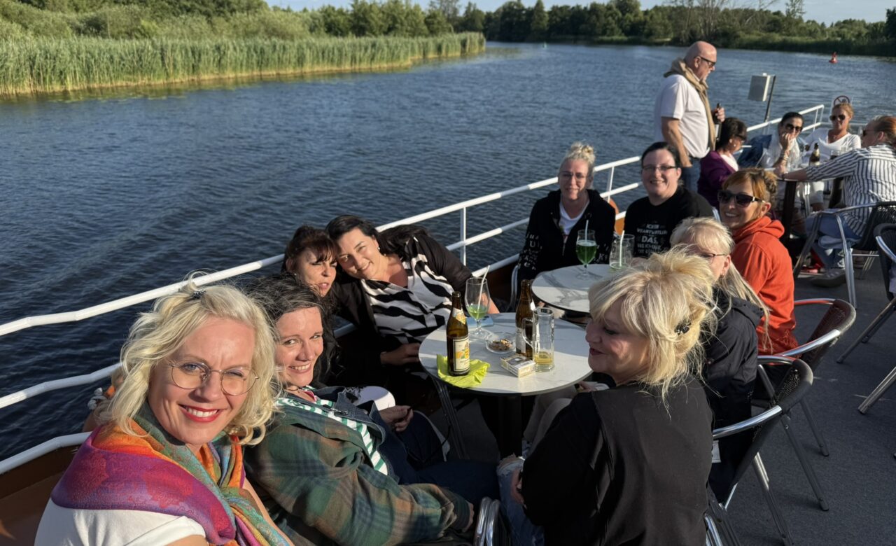 Personen auf dem Boot am sitzen am Tisch