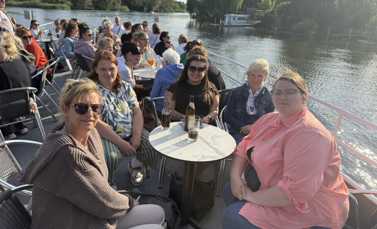 Personen auf dem Boot am sitzen am Tisch