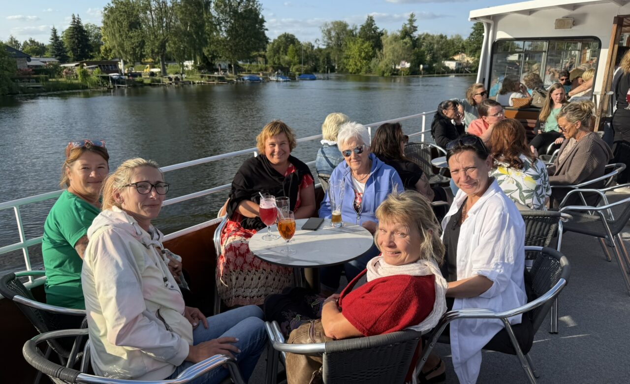 Personen auf dem Boot am sitzen am Tisch