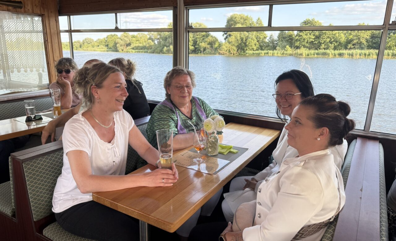 Personen auf dem Boot am sitzen am Tisch