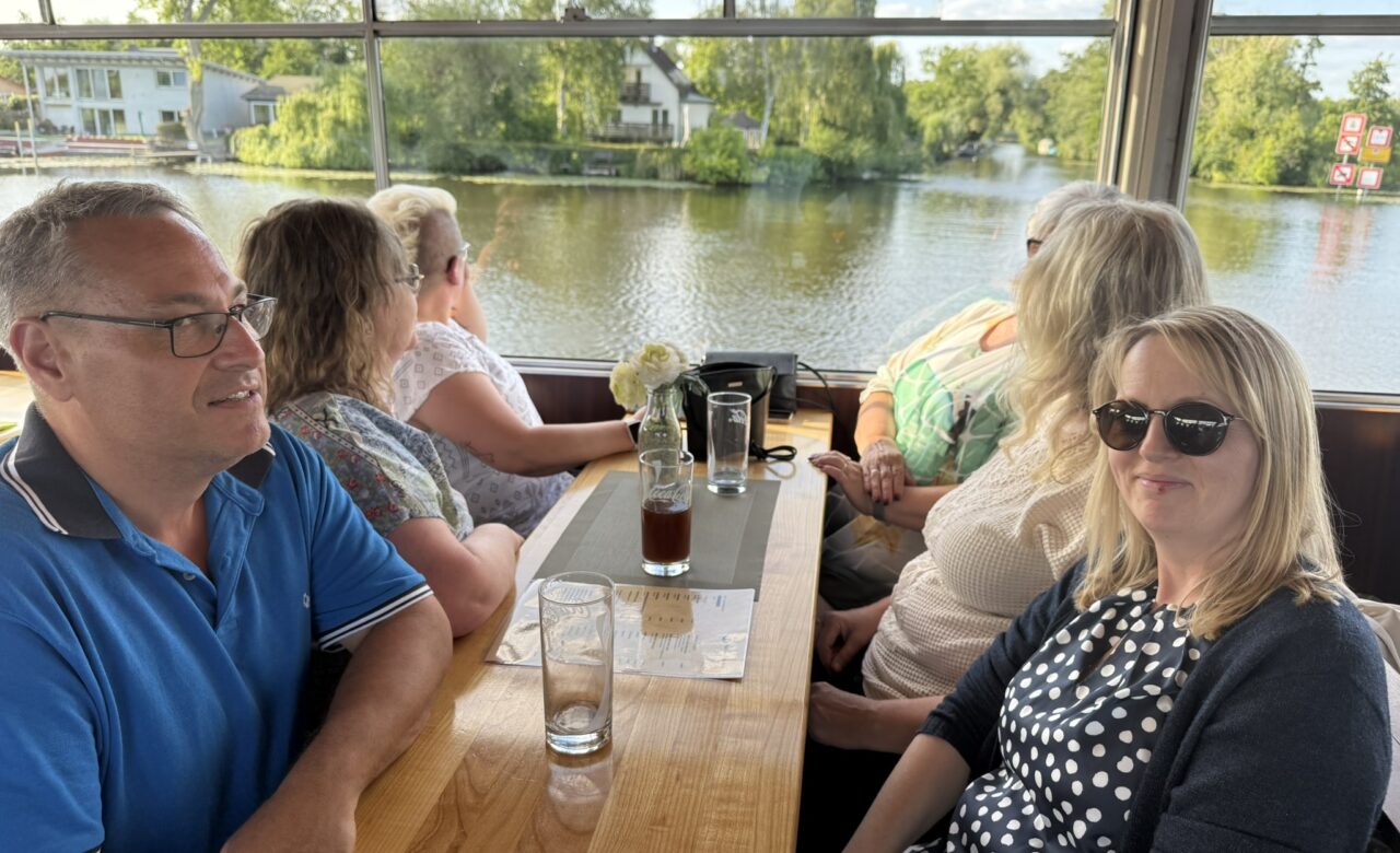 Personen auf dem Boot am sitzen am Tisch