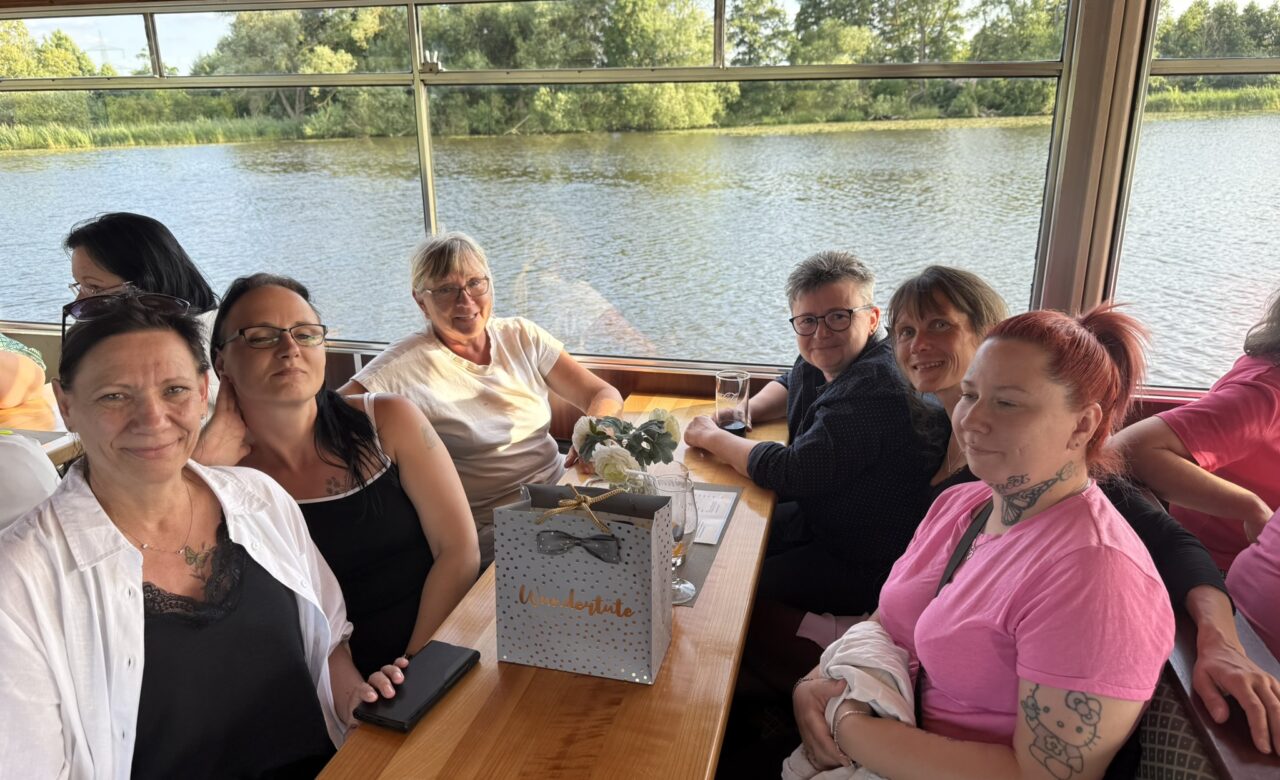 Personen auf dem Boot am sitzen am Tisch