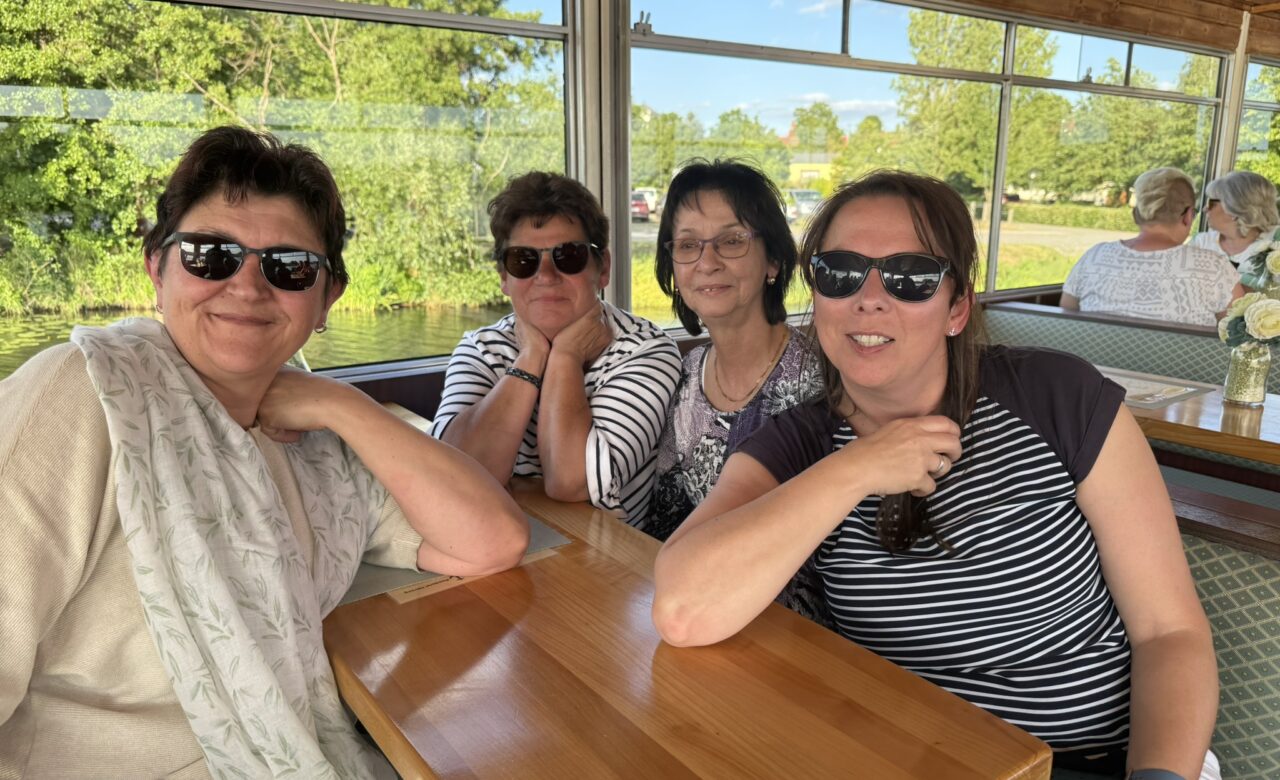Personen auf dem Boot am sitzen am Tisch