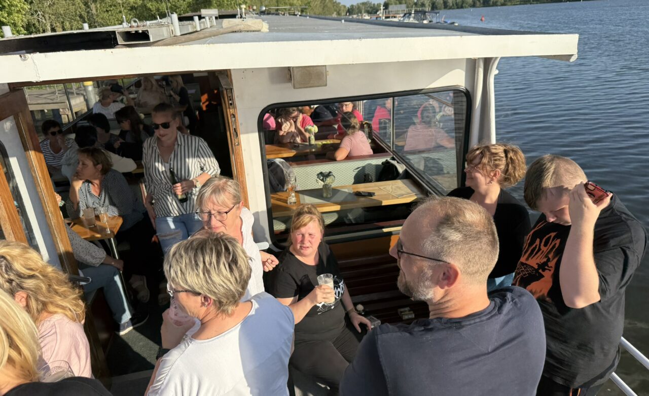 Personen auf dem Boot stehen und lachen