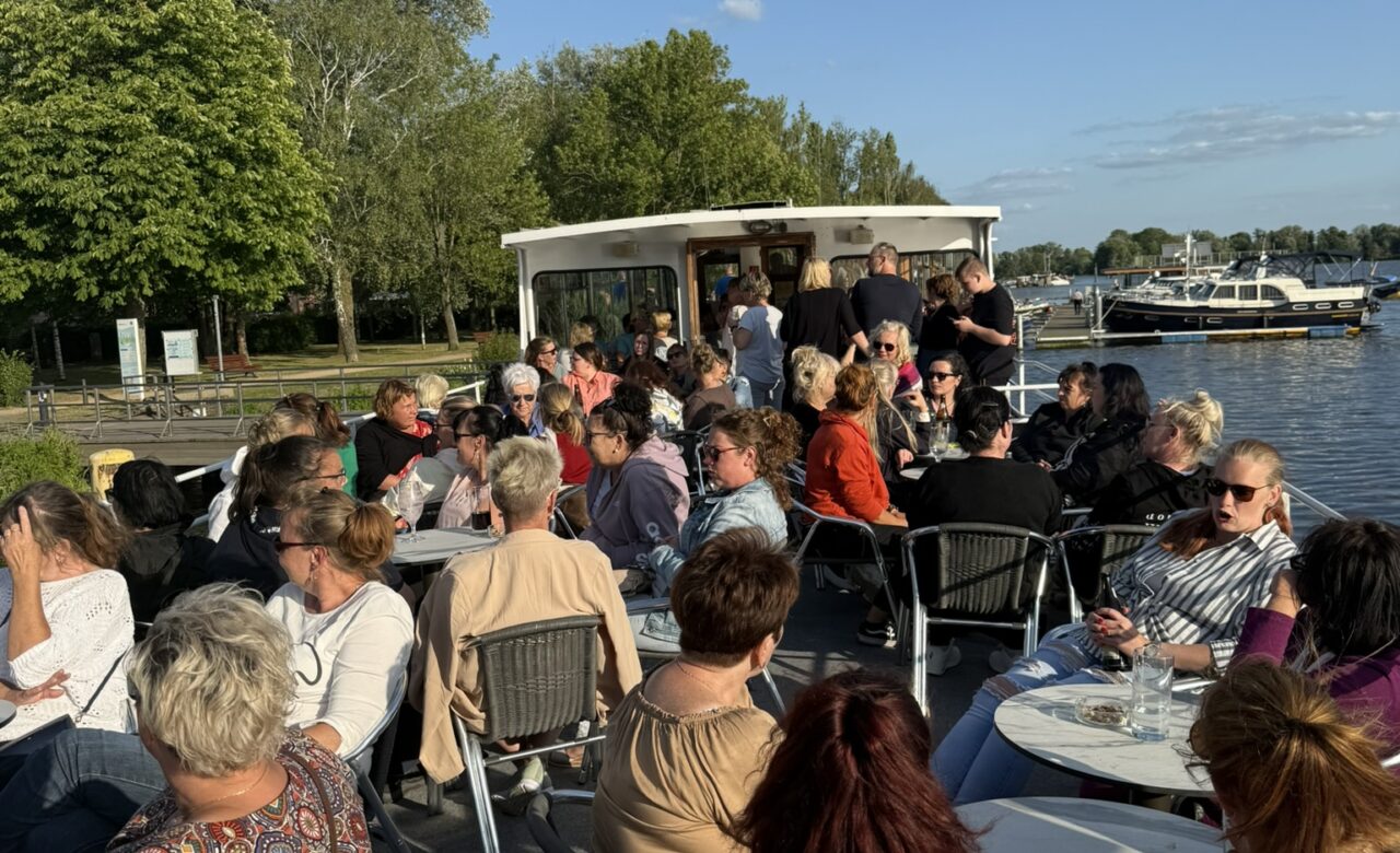 Personen auf dem Boot