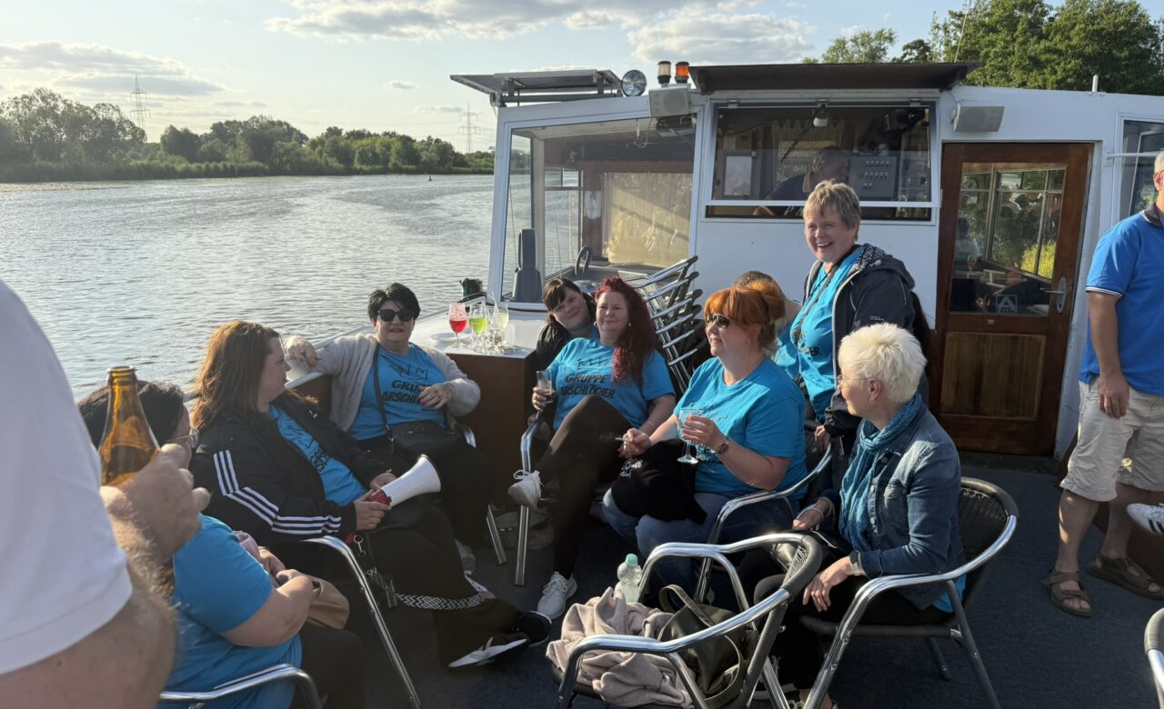 Personen auf dem Boot am sitzen am Tisch