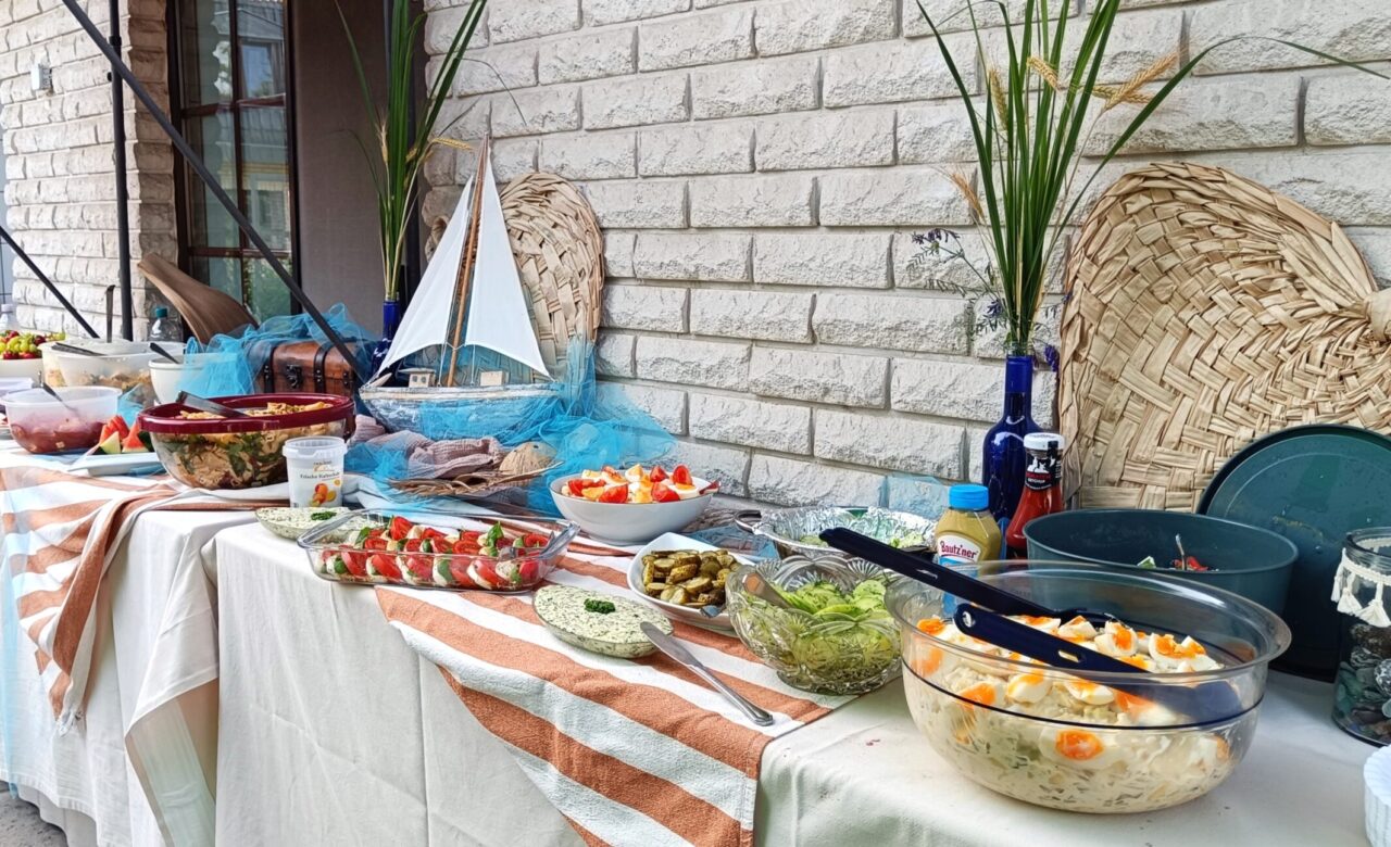 Reich gedecktes Buffet