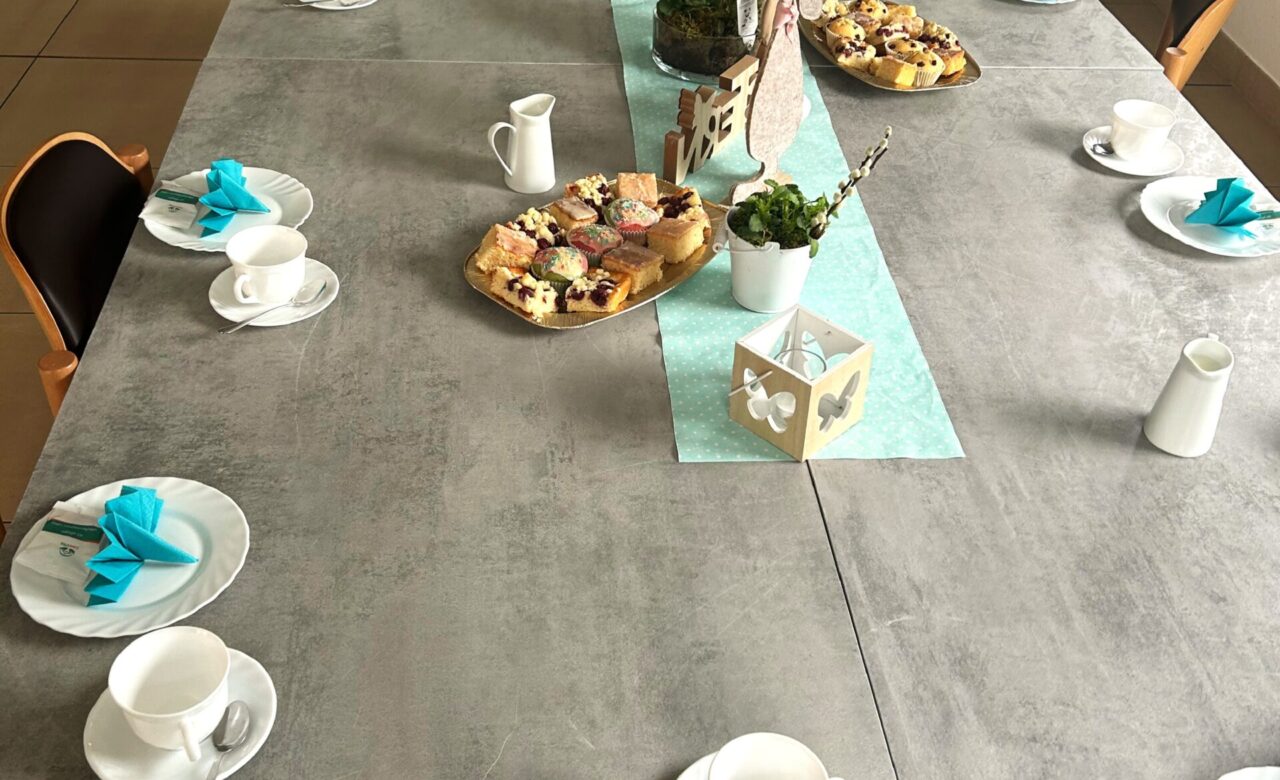 Schön gedeckter Tisch mit Süßigkeiten