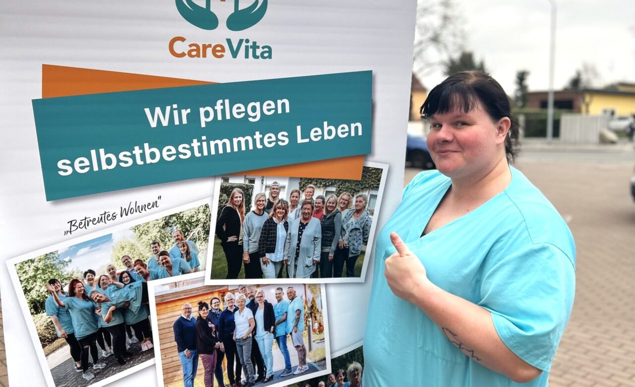 Selfie mit Plakat von Care Vita
