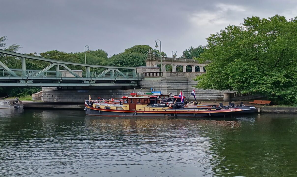 Ein Schiff