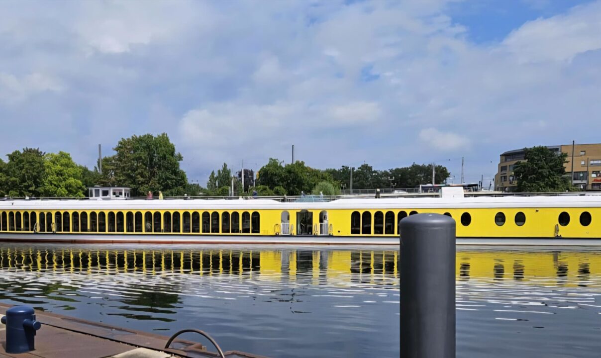 Ein großer gelber Dampfer