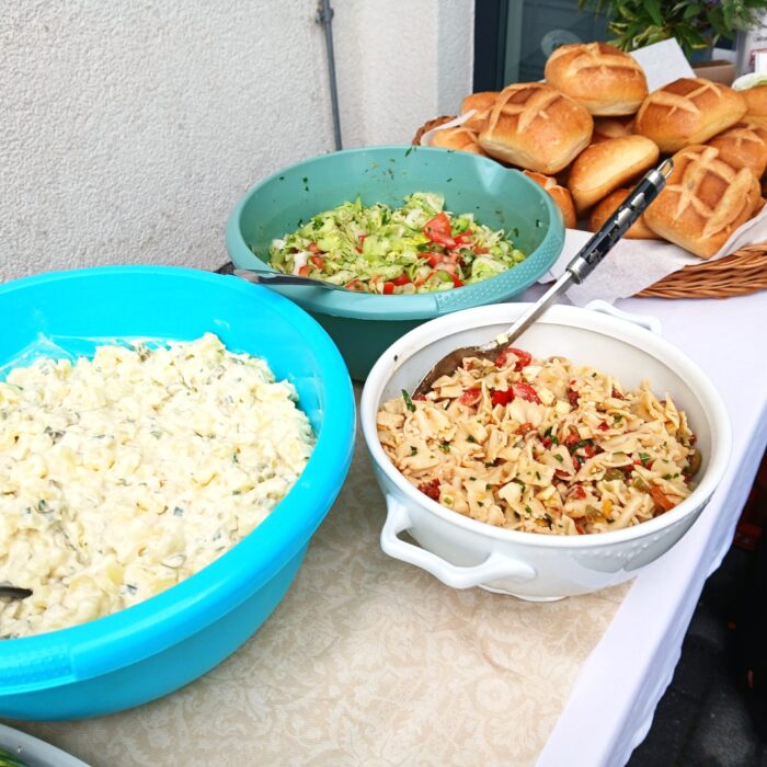 Kartoffel, Nudel und gemischter Salat am Buffet