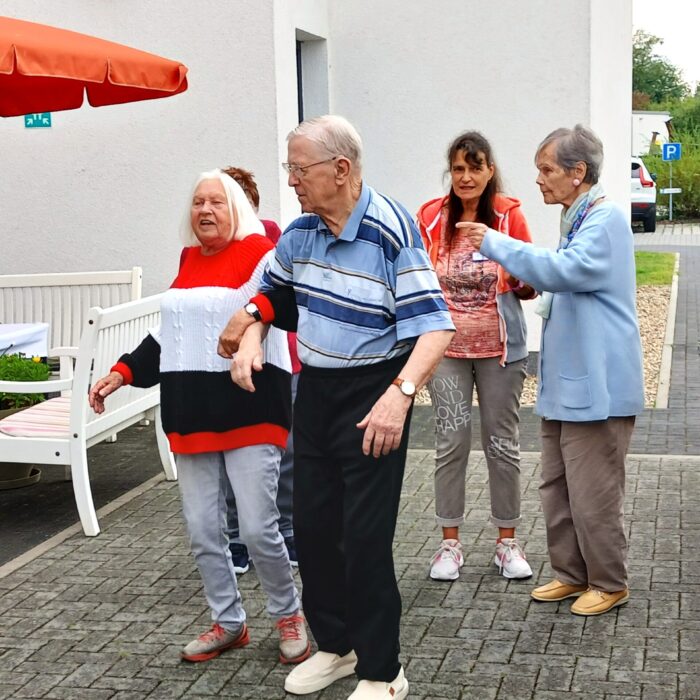 Tanzen Arm in Arm.