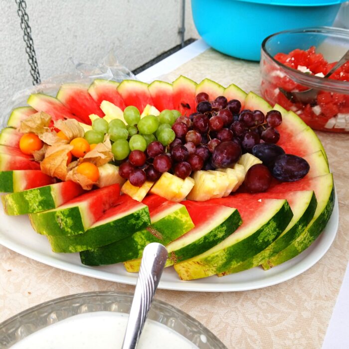 Leckere Obstteller mit Melone und Trauben
