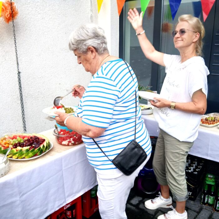 Menschen am Buffet