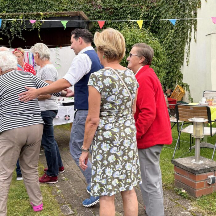 Mehrere Personen am Buffet