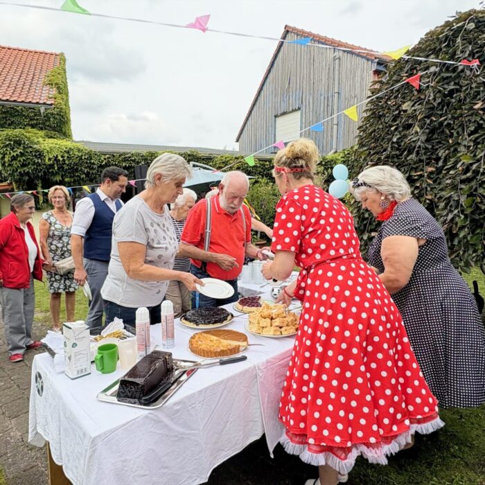 Mehrere Personen am Kuchenbuffet
