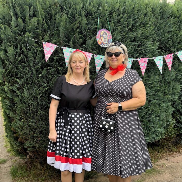Zwei Damen im 50rt Jahre Outfit