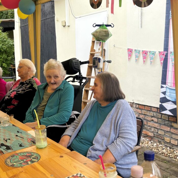 Mehrere Menschen am Tisch haben Spaß
