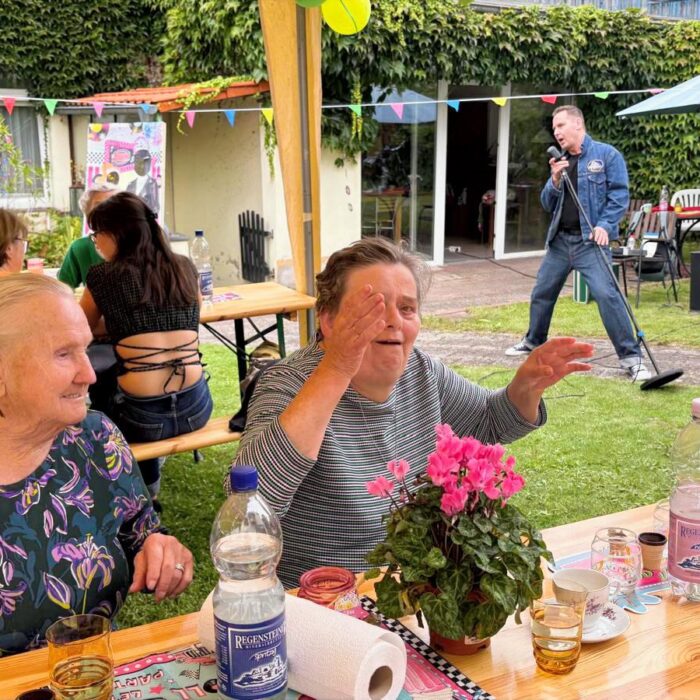 Die Damen am Tisch haben zusammen Spaß