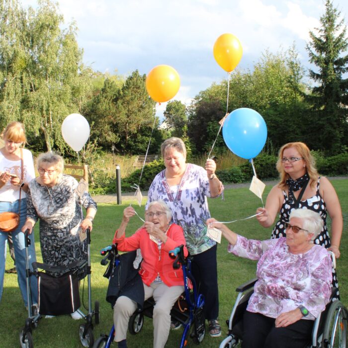 ältere_Menschen beim_Ballon_fliegen_lassen_im_Rollstuhl